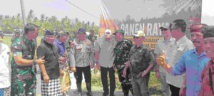 Wakili Dandim, Kapten Czi Ida Made Putra Hadiri Panen Bersama Varietas Padi MRCL 219 di Tukadaya