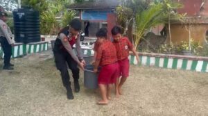 Polres Jembrana Salurkan 6.000 Liter Air Bersih ke SDN 2 Dauhwaru, Wujud Nyata Polri Hadir untuk Masyarakat