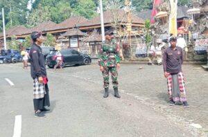Kolaborasi Jaga Ketertiban, Babinsa Jatiluwih Amankan Piodalan di Pura Luhur Pucak Petali