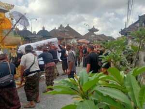Babinsa Jegu Kawal Pitra Yadnya, Arus Lalu Lintas di Banjar Sigaran Tetap Terkendali