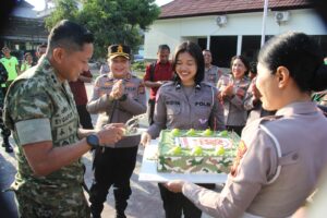 Sinergi TNI-Polri di Jembrana, Dandim 1617/Jembrana Sambut Kunjungan dan Kejutan Tumpeng HUT ke-81 TNI dari Kapolres