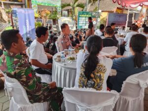 Hadir di Tengah Masyarakat, Babinsa Pohsanten Dukung Perayaan HUT ke-44 SMPN 2 Mendoyo
