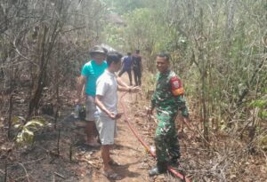 Babinsa dan Warga Bergerak Cepat Padamkan Kebakaran Lahan 15 Are di Tabanan