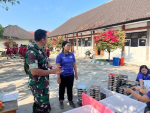 Kawal Program Nasional, Babinsa Budeng Pantau Pendistribusian Makan Bergizi Gratis di SD Negeri Budeng
