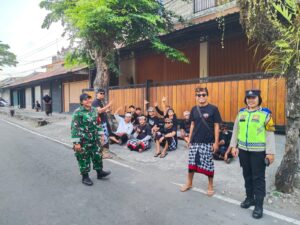 Kawal Upacara Ngaben, Babinsa Dauh Peken Pastikan Kelancaran Lalu Lintas