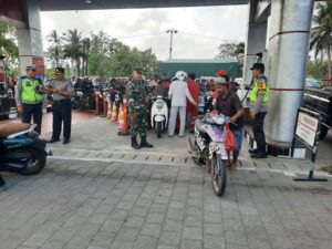Pastikan Penyaluran BBM Lancar, Dandim 1617/Jembrana Instruksikan Prajurit Bersiaga 24 Jam di SPBU