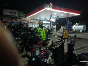 Polres Jembrana Hadir dan Peduli di Tengah Antrean BBM, Bhabinkamtibmas Ajak Warga Jaga Ketertiban