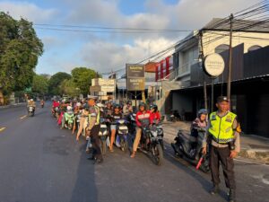 Polres Jembrana Hadir di Tengah Antrean BBM, Satlantas Jaga Kelancaran dan Keselamatan Lalu Lintas