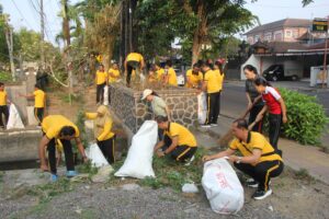 Green Policing Polres Jembrana: Kapolres Turun Langsung, 140 Peserta Gotong Royong Bersihkan Lingkungan