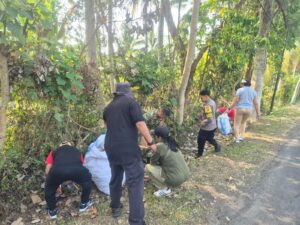 Jaga Kebersihan Desa, Babinsa Buruan Bersama Aparat Turun Langsung Bersihkan Sampah