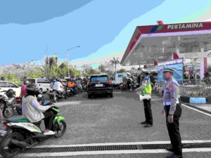 Polisi Hadir di Sejumlah SPBU Jembrana, Arus Lalu Lintas Tetap Lancar di Tengah Peningkatan Aktivitas