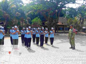 Tingkatkan Semangat Nasionalisme, Babinsa Desa Baluk Berikan Pelatihan PBB Bagi Pelajar SMPN 4 Negara